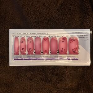 B2G1 LIP SERVICE Color Street Nail Strips